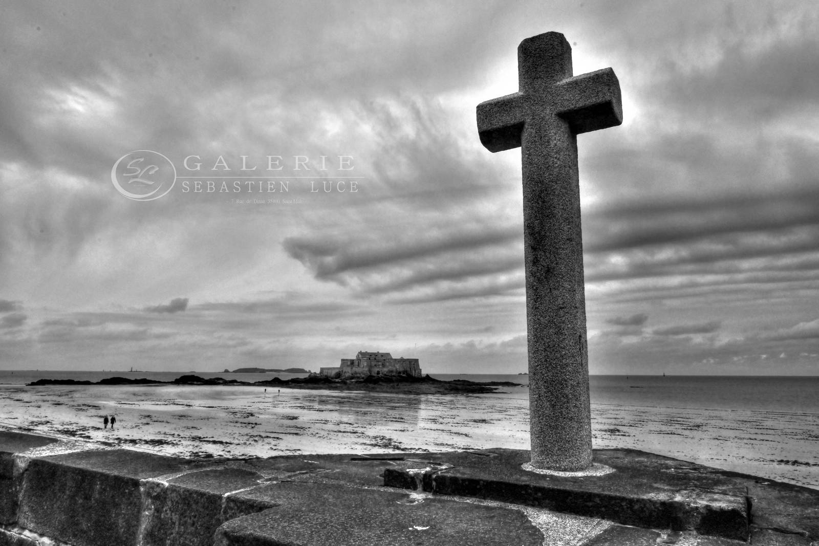 photographie de croix en noir et blanc