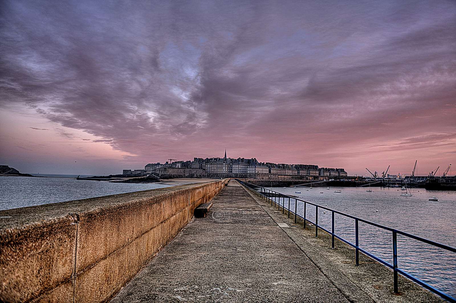 Galerie Sebastien Luce Photographies Habit rose sur le Mole Saint Malo Plage du Mole