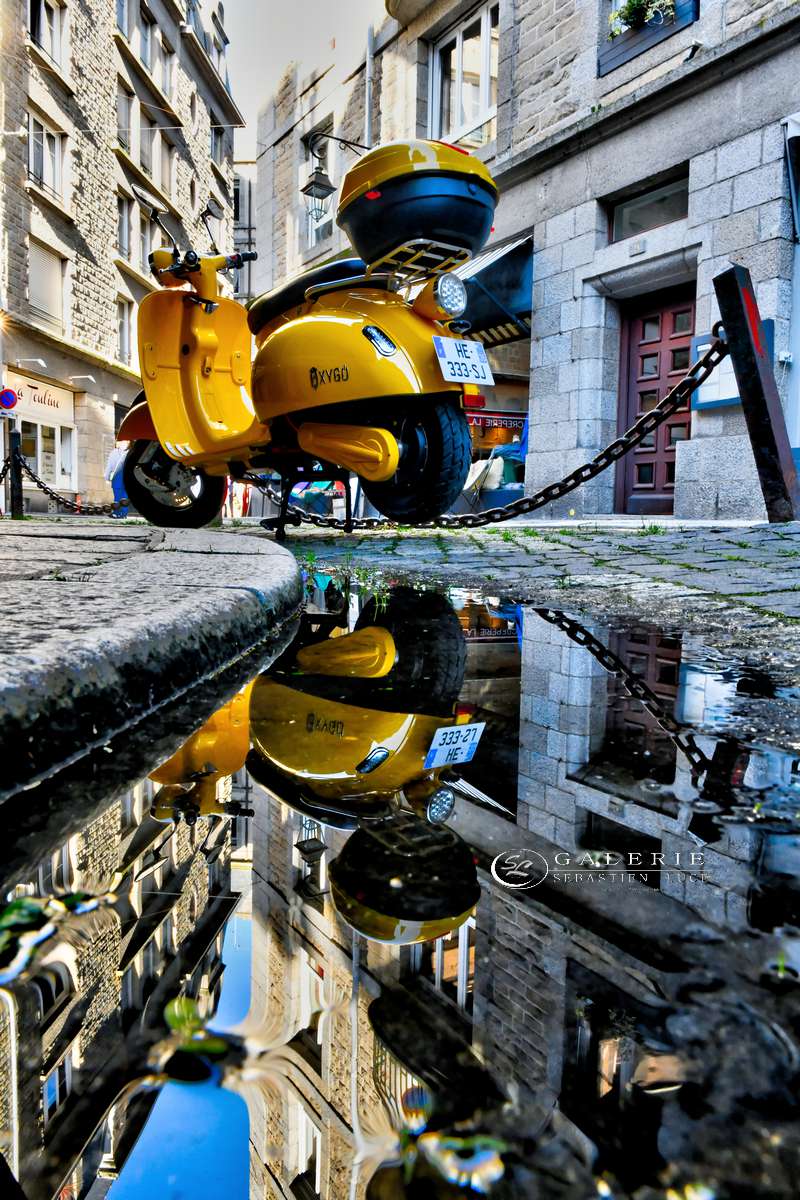 scooter jaune - st malo 