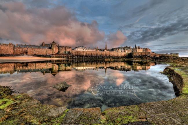 Saint Malo en Habit Rose - Photographie Photographies d'art en édition limitée Galerie Sébastien Luce