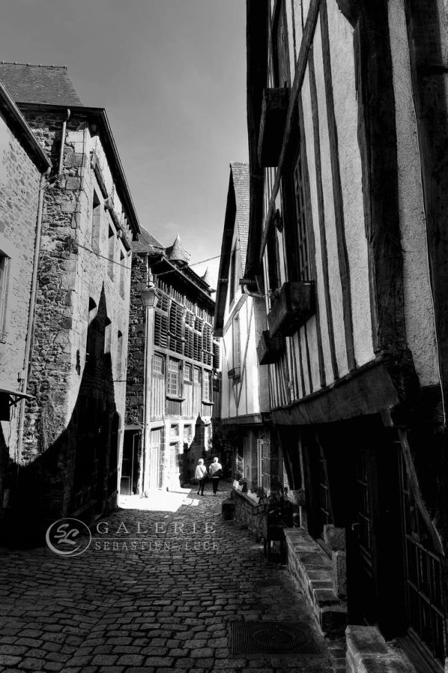 Dans la lumière - Rue de Dinan - Photographie Photographies d'art en édition limitée Galerie Sébastien Luce