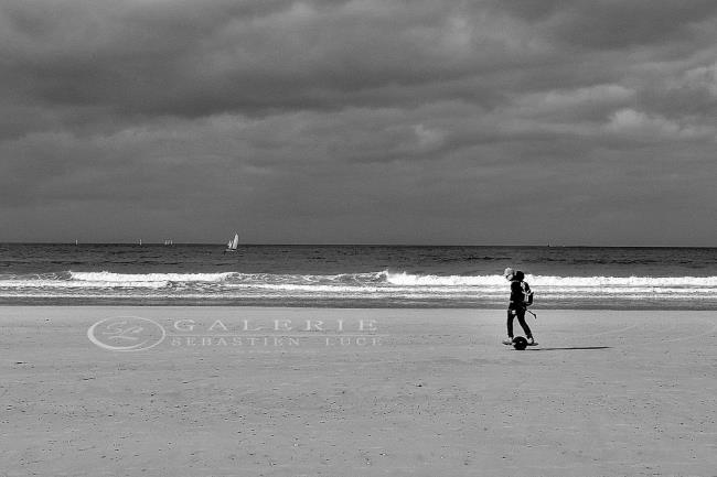 Surfeur de sable - Saint Malo - Photographie Photographies par thématiques Galerie Sébastien Luce
