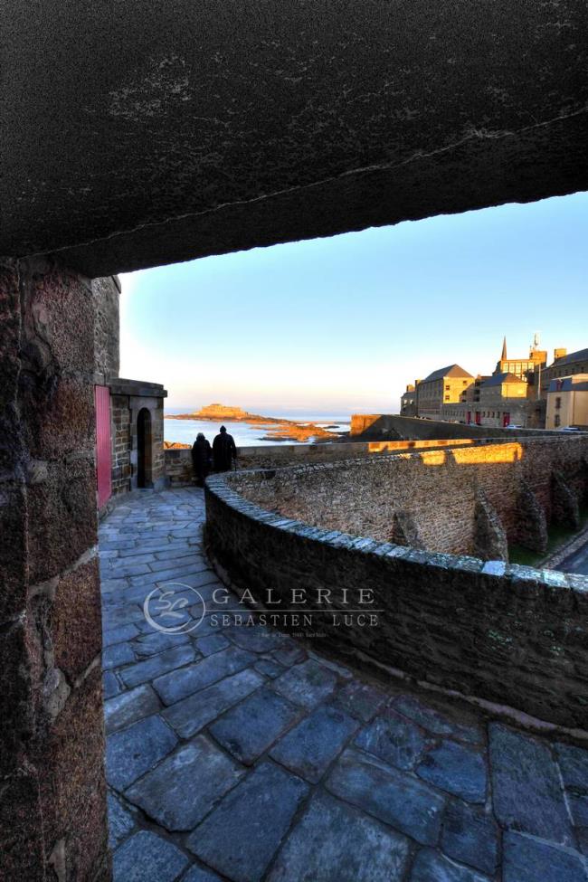 Les Amoureux des remparts - St Malo - Photographie Photographies d'art en édition limitée Galerie Sébastien Luce