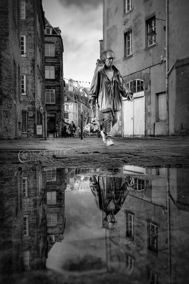 La Dame au Cabas - Saint Malo - Photographie Photographies d'art en édition limitée Galerie Sébastien Luce