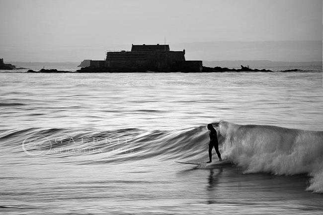 Prendre la Vague - St malo - Photographie Photographies par thématiques Galerie Sébastien Luce
