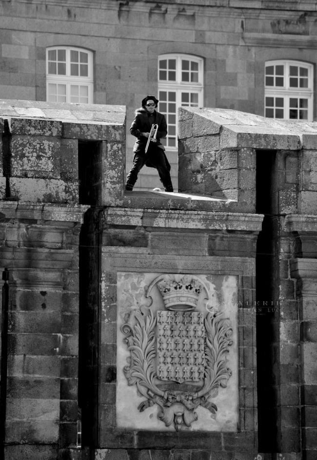 le musicien des remparts - Saint Malo - Photographie Photographies par thématiques Galerie Sébastien Luce