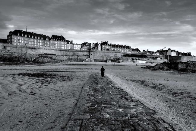 seul sur le sable - Saint Malo  - Photographie Photographies par thématiques Galerie Sébastien Luce