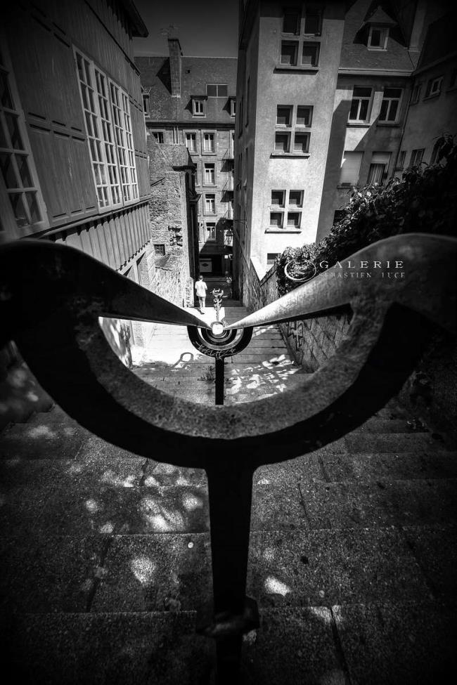 en bas des marches saint malo - Photographie Photographies d'art en édition limitée Galerie Sébastien Luce