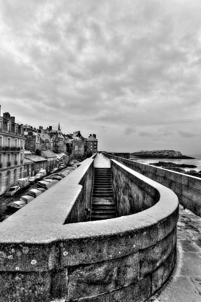 manteau blanc sur les remparts - saint malo - Photographie Photographies par thématiques Galerie Sébastien Luce