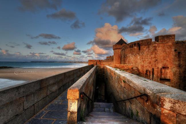 une descente dans les remparts - Saint Malo - Photographie Photographies par thématiques Galerie Sébastien Luce